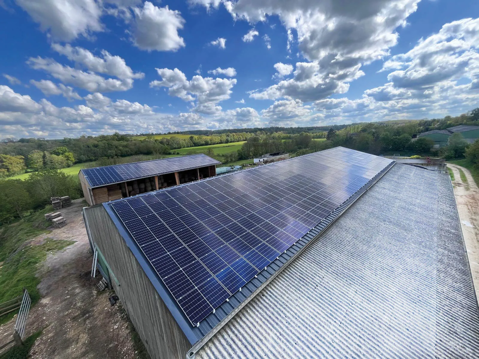 d&eacute;couvrez les avantages des hangars photovolta&iuml;ques en 2025 : une solution &eacute;cologique et rentable pour produire votre propre &eacute;nergie. optimisez vos espaces tout en contribuant &agrave; la transition &eacute;nerg&eacute;tique.